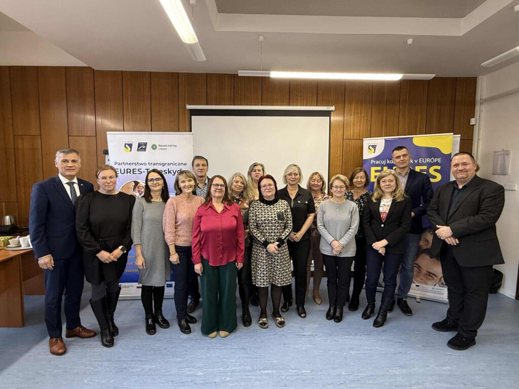 Zdjęcie grupowe - przedstawiciele urzędów pracy z Polski i Słowacji